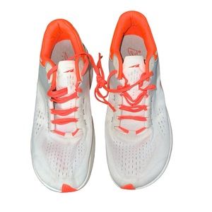 Women’s Vanish Tempo Size 9.5